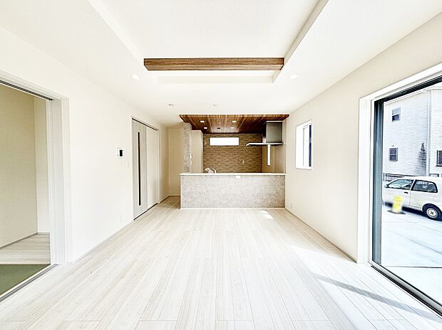 ナチュラルテイストの優しく柔らかい色使いのフローリングが素敵なリビングですね。