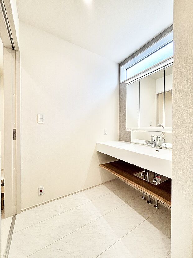 大きく見やすい三面鏡で清潔感ある洗面台は、身だしなみチェックや肌のお手入れにおすすめです。