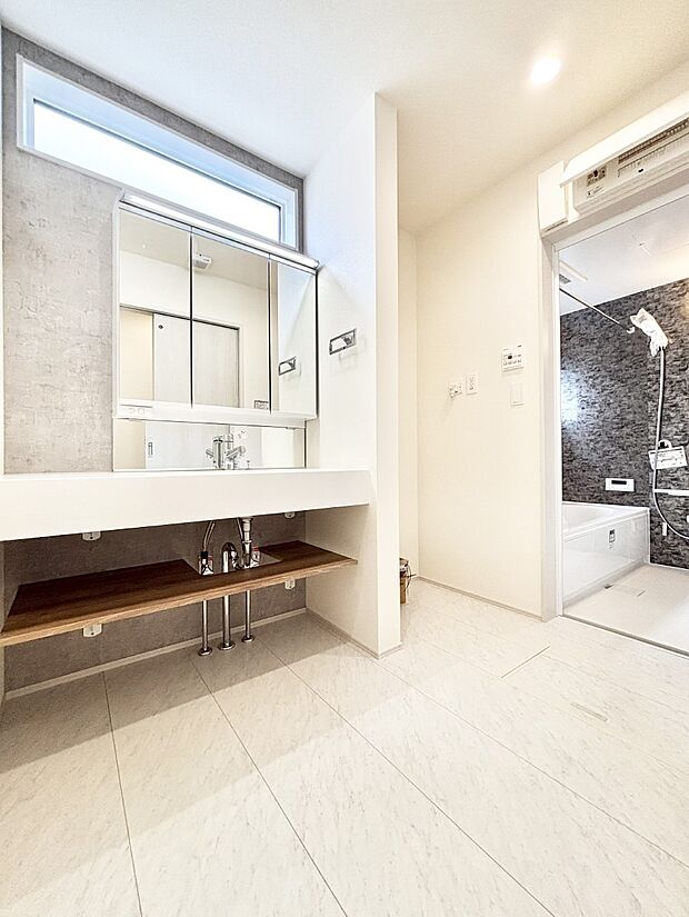 清潔感のある快適空間です。毎日の身支度も気持ち良くお使い頂けます。