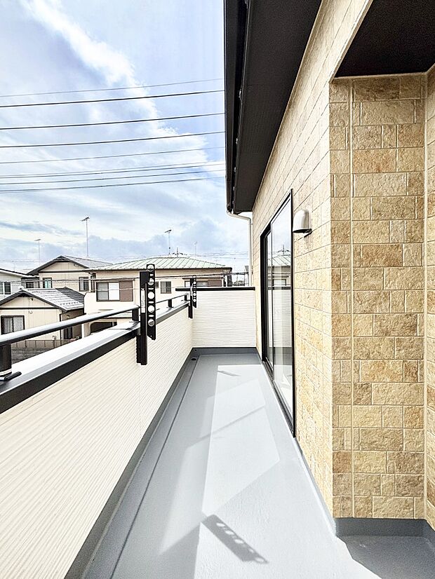 暖かな陽光が降り注ぐバルコニーはお洗濯におすすめ。爽やかな風も心地よいです。 