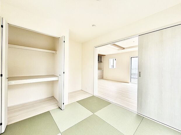 リビング隣接の和室は毎日の暮らしに癒しと安らぎをもたらしてくれます  
