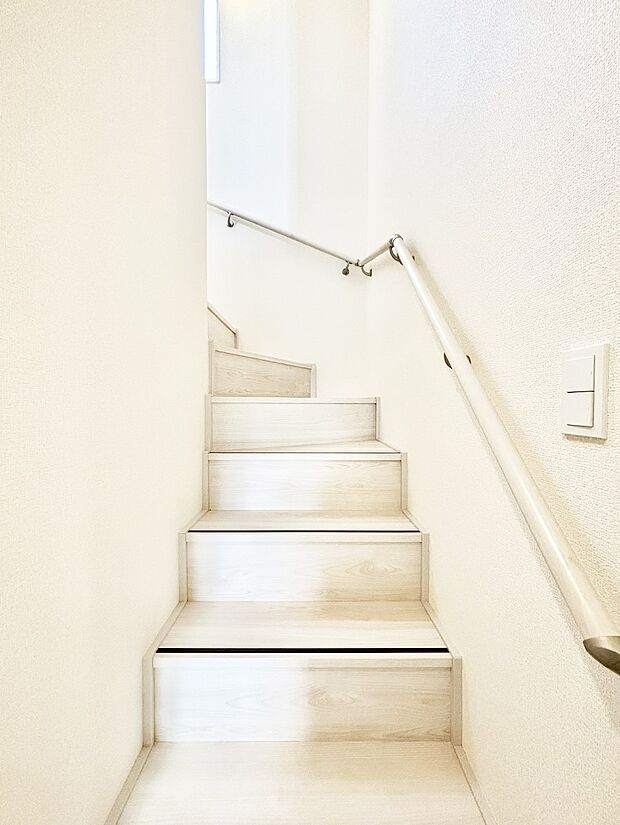 安全性を考慮し階段には手すりを設置しています