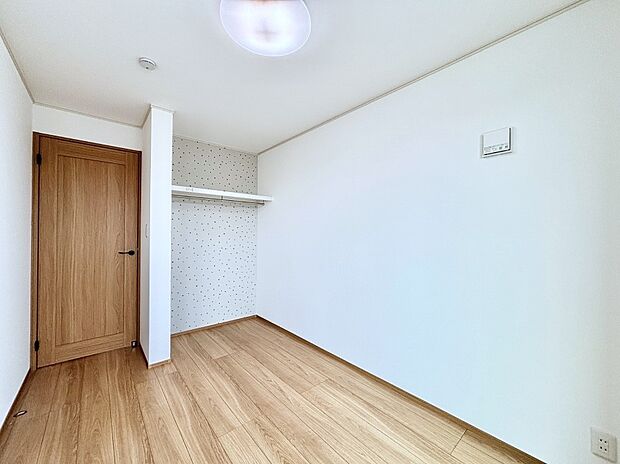 物や洋服の出し入れがスムーズなオープンクローゼット付きのお部屋