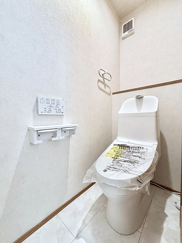 明るく清潔感のあるトイレです。