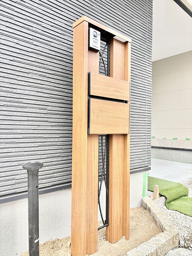 表札・インターホン・ポストをひとつに集約。エントランスになじむシンプルデザイン。