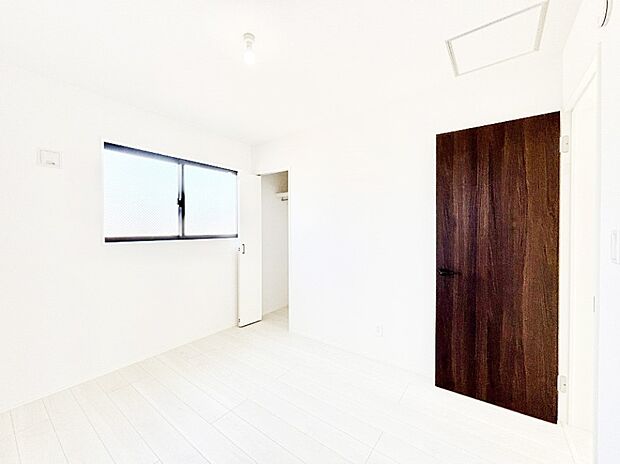 お子さまのお部屋としても!衣類の整理整頓に便利なクローゼット付きの洋室。