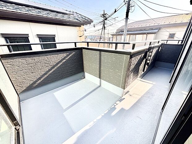 奥行たっぷりのバルコニー。毎日のお洗濯やお布団干しに大活躍しそうですね!