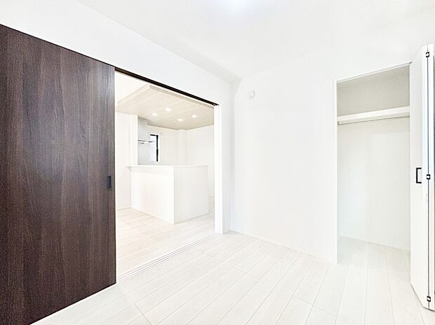 リビングに隣接した洋室。引き戸を開放するとリビングと繋がる憩いの空間に変身!