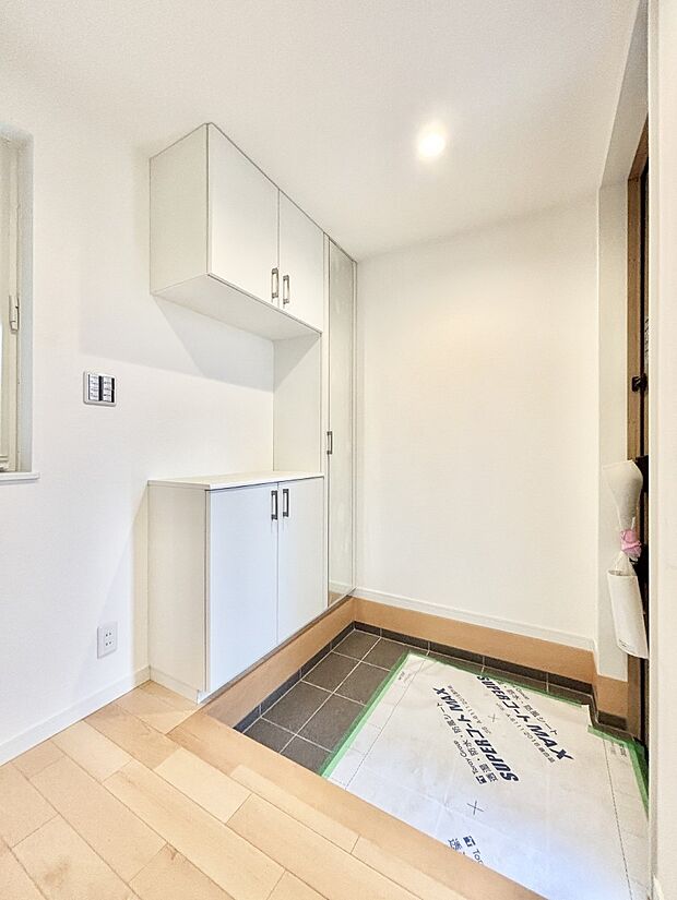 飾り棚を利用して、お越しいただくお客様をおもてなしできます。