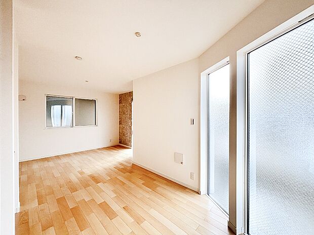 明るい2階リビング！外からの視線をシャットアウトして家族のプライバシーを守ります。