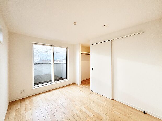 バルコニーが開放感をプラスしてくれる洋室。WIC付き。