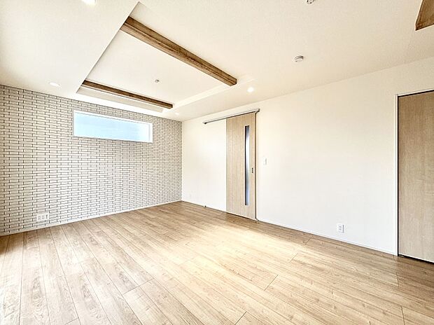 折り上げ天井はは立体的な奥行きがあるので、天井が広く見えて開放的な空間を演出できます。