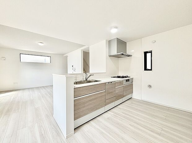 爽やかな風が通り抜けるキッチン。窓があるので明るく換気にも役立ちます。