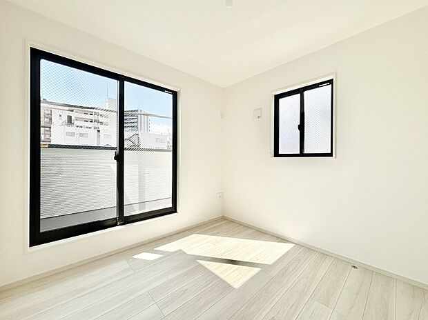 バルコニーが開放感をプラスしてくれる洋室　