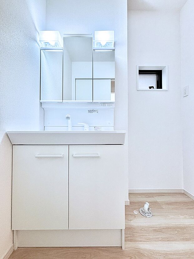 大きく見やすい三面鏡で清潔感ある洗面台は、身だしなみチェックや肌のお手入れにおすすめです。