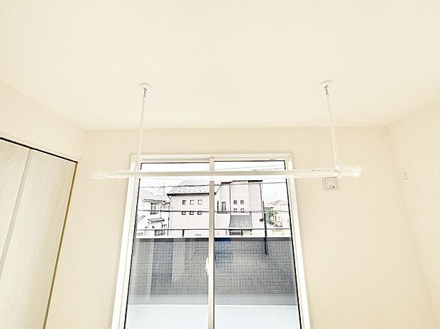 室内物干しポール。梅雨や花粉の時期に大活躍します。