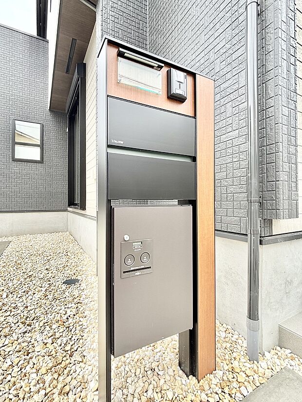 表札・インターホン・ポスト・宅配BOXをひとつに集約。エントランスになじむシンプルデザイン。