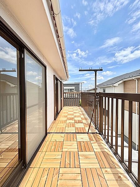 南向きのバルコニー！ご家族の洗濯物はもちろん、お布団もたっぷり干せます！