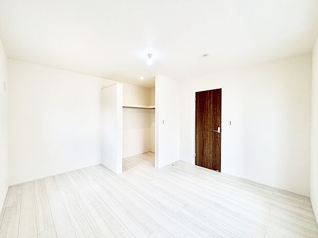 ウォークインクローゼットがあるお部屋。季節ごとの入れ替えも不要で便利です！