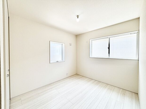 2面採光で気持ちよく自然光が取り入れられるのでお子様のお部屋にもピッタリ