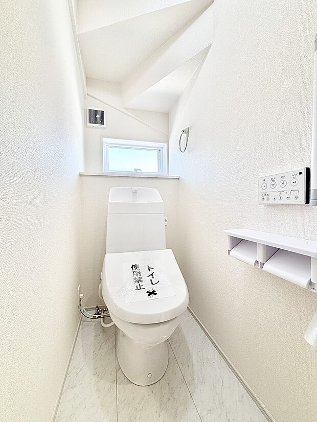 明るく清潔感のあるトイレです。 