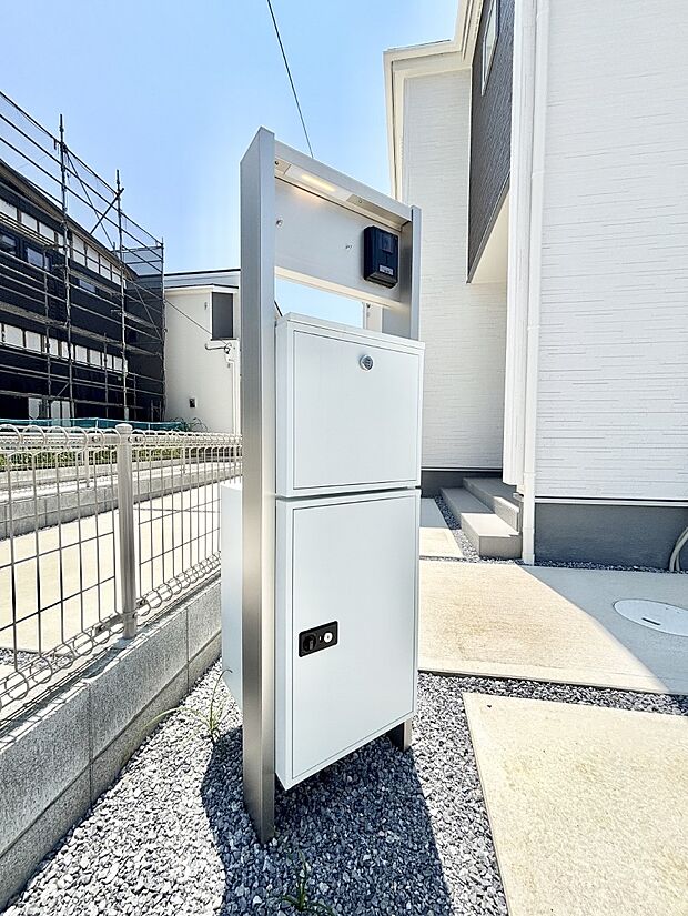 表札・インターホン・ポスト・宅配ＢＯＸをひとつに集約。エントランスになじむシンプルデザイン。