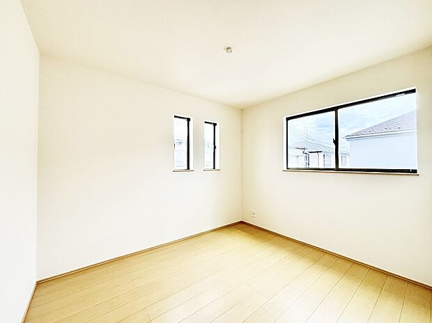 窓からのやさしい光が心地よいプライベートルーム