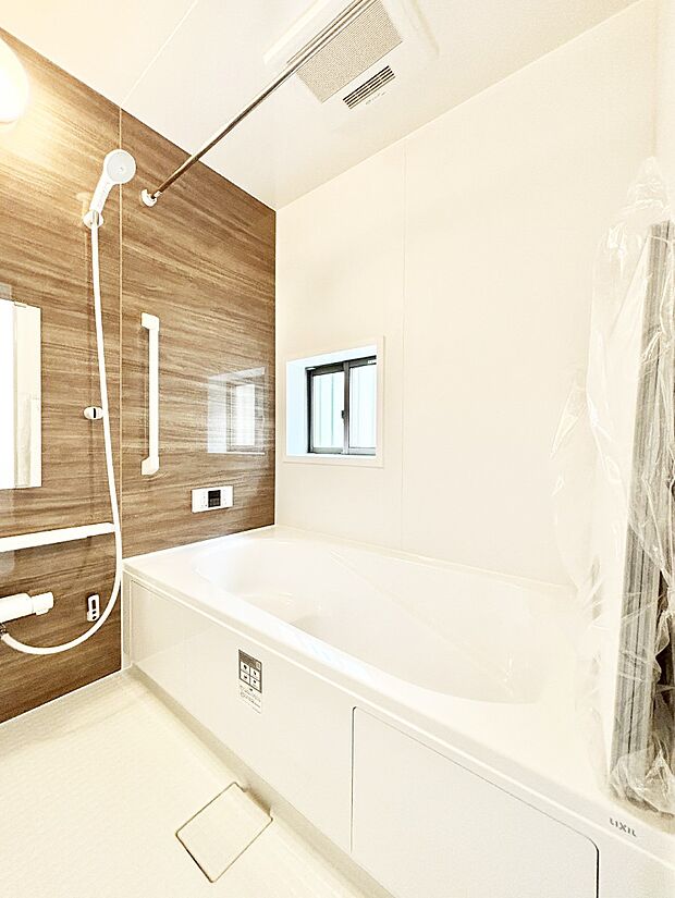 一日の疲れを癒してくれる明るい清潔感のあるバスルーム