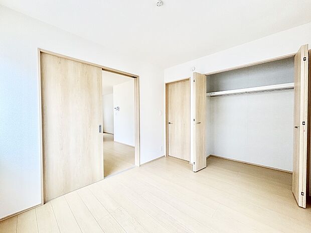 リビング隣接の洋室は個室としても利用できます