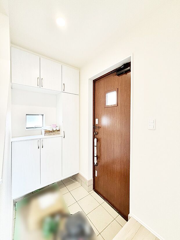 下駄箱はご家族の写真や季節のインテリアで飾り棚として演出できます