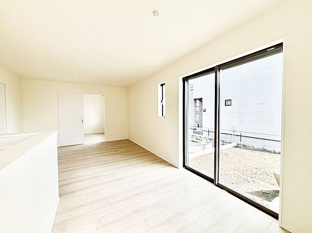 大きな窓からたっぷりの陽光と風を感じられるリビング