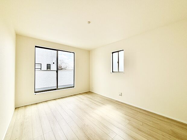 バルコニーが開放感をプラスしてくれる洋室