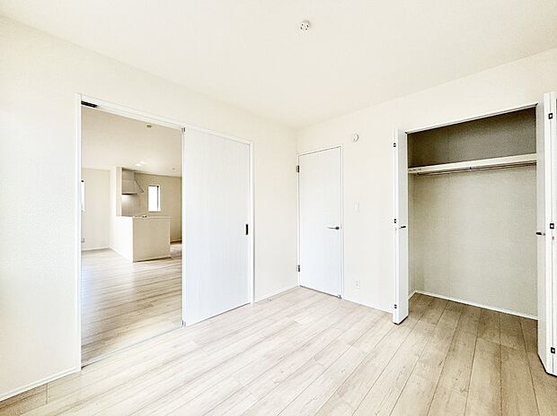 リビング隣接の洋室は個室としても利用できます