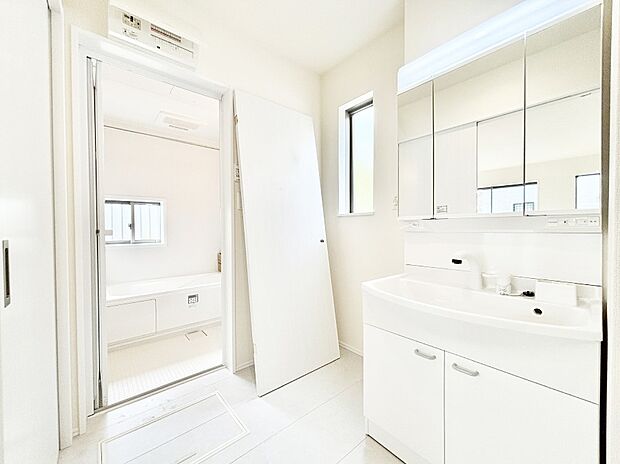 清潔感ある洗面化粧室で朝の身支度も快適