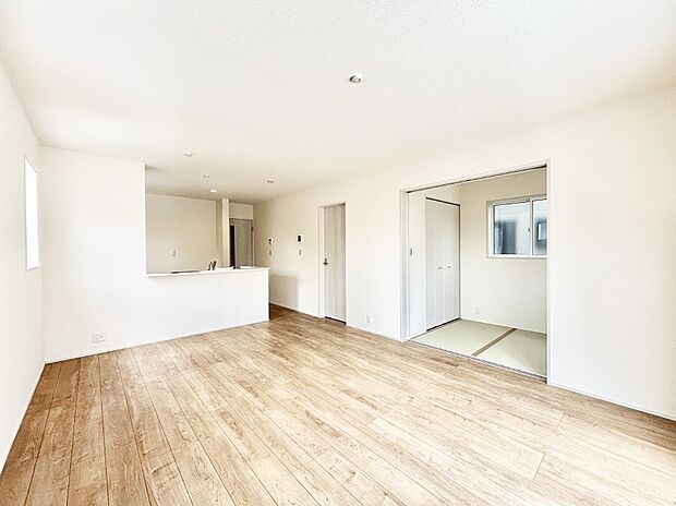 隣接の和室を開放すればさらに広々空間に