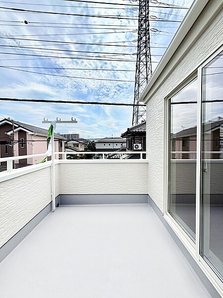 暖かな陽光が降り注ぐバルコニーはお洗濯におすすめ。爽やかな風も心地よいです。