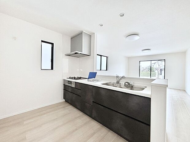 リビングで遊ぶお子様を見守りながらお料理ができる対面キッチン。