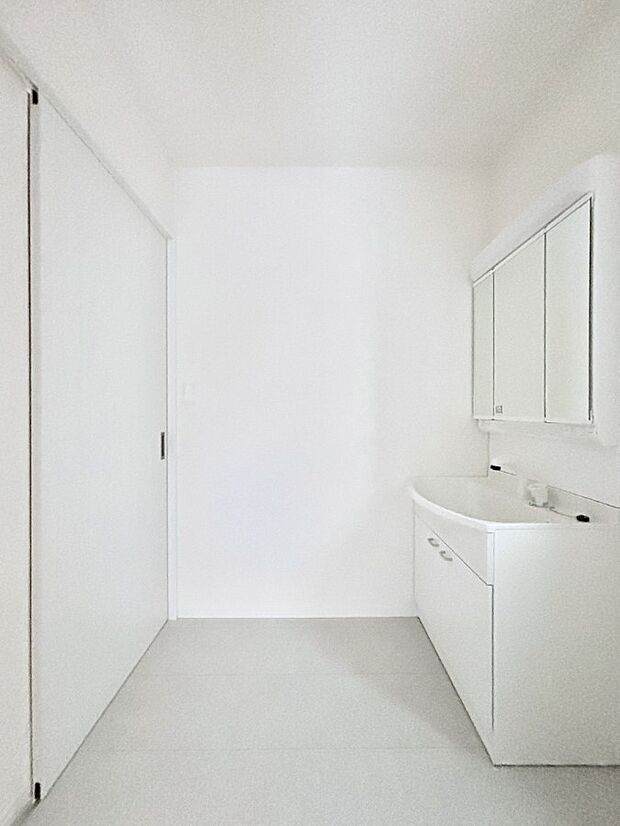 清潔感ある洗面化粧室で朝の身支度も快適