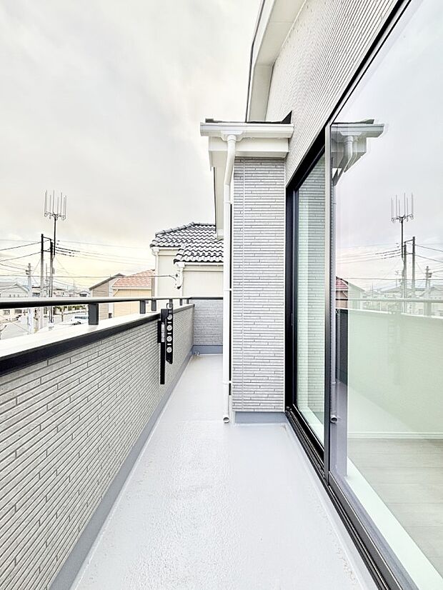 暖かな陽光が降り注ぐバルコニーはお洗濯におすすめ。爽やかな風も心地よいです。