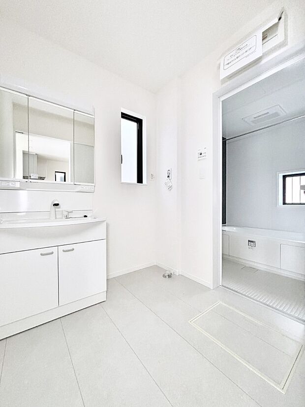 小窓がついているので湿気の多い場所でも換気が十分行えます。毎日の身支度を気持ち良く!