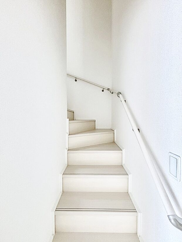 安全性を考慮し階段には手すりを設置しています