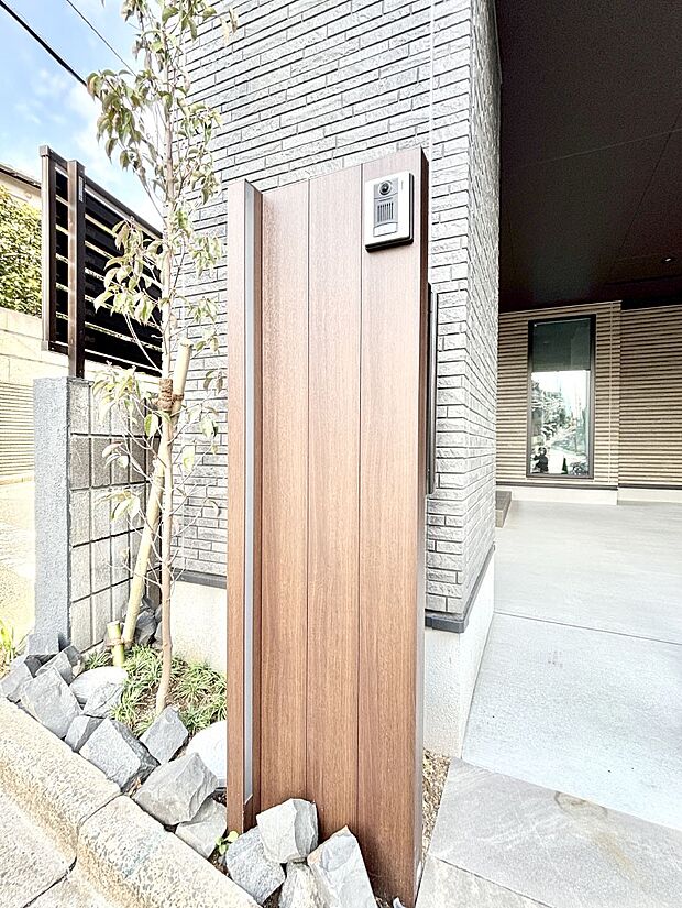 シンプルデザインのポスト。