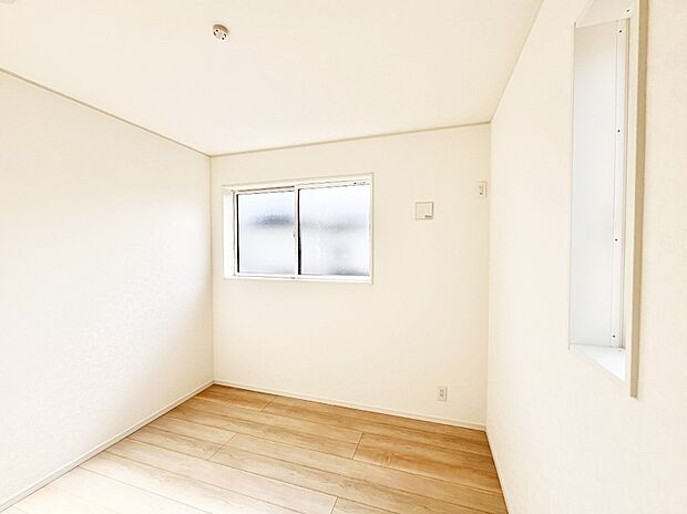 窓からのやさしい光が心地よいプライベートルーム
