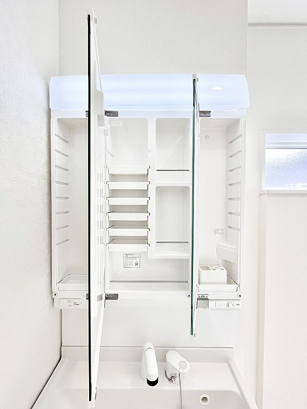 三面鏡の裏に、化粧品や衛生用品などを収納可能。洗面台をすっきりと保ちます!