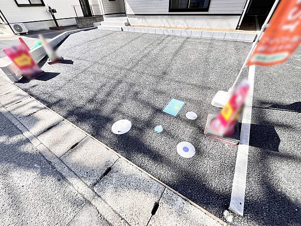 車の出し入れスムーズ!並列駐車2台分のカースペース付きです。