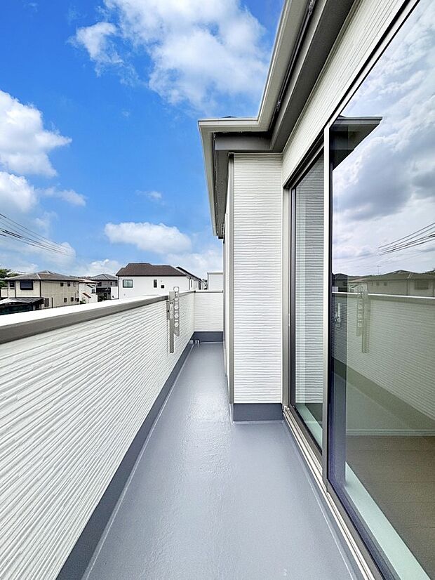 ゆったりバルコニーだから沢山お洗濯ものを干せます。