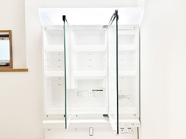 三面鏡の裏に、化粧品や衛生用品などを収納可能。洗面台をすっきりと保ちます!
