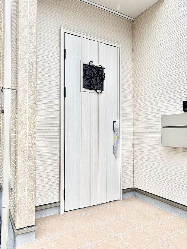 住まいの顔を演出する、玄関ドア。