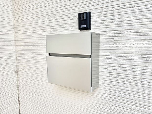 シンプルデザインのポスト。