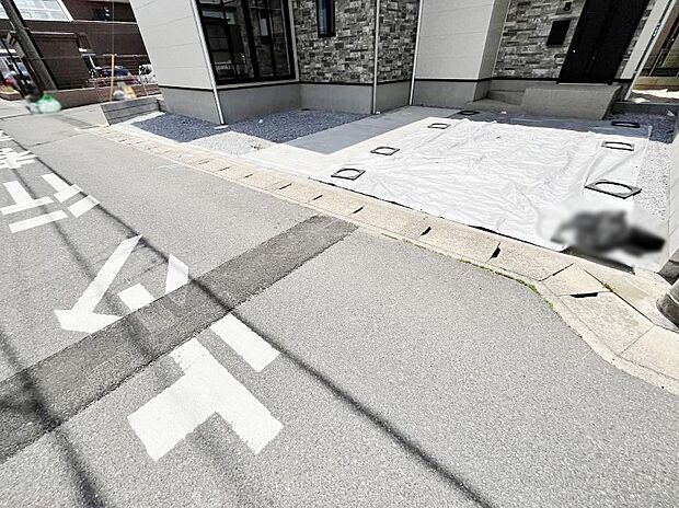 車の出し入れスムーズ!並列駐車2台分のカースペース付きです。